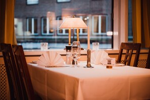 Petit-déjeuner, déjeuner et dîner servis sur place, vue sur le jardin