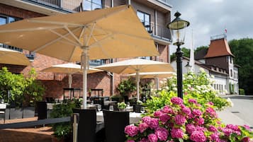 Se sirven desayunos, comidas y cocina regional con vista al jardín