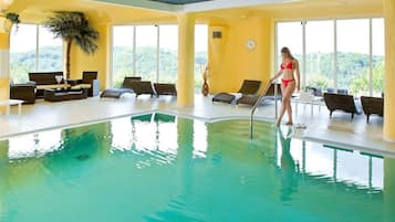 Piscina interna, funciona das 7h às 22h, espreguiçadeiras