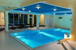 Indoor pool, open 7 AM to 10 PM, pool loungers - Ringhotel Roggenland (Waldeck)