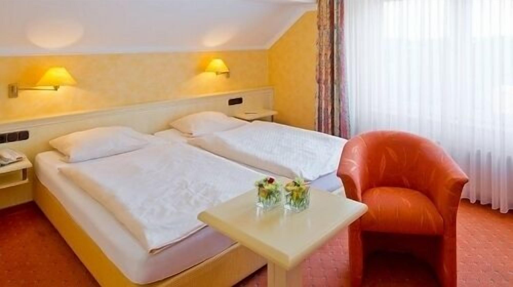 hypo-allergenic bedding, in-room safe, desk, free wifi