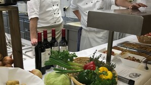 Two chefs in a kitchen with various ingredients and cooking utensils. - Ringhotel Roggenland (Waldeck)
