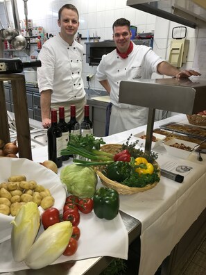 Melayani makan siang dan makan malam dengan sajian masakan internasional