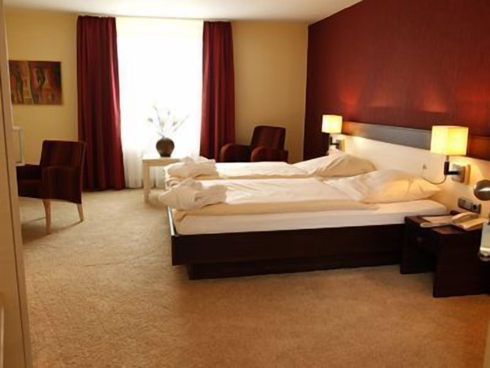 hypo-allergenic bedding, in-room safe, desk, free wifi