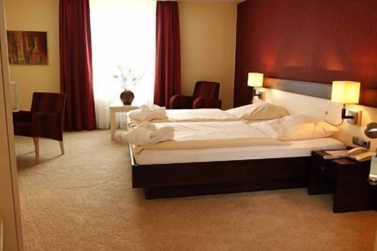 hypo-allergenic bedding, in-room safe, desk, free wifi