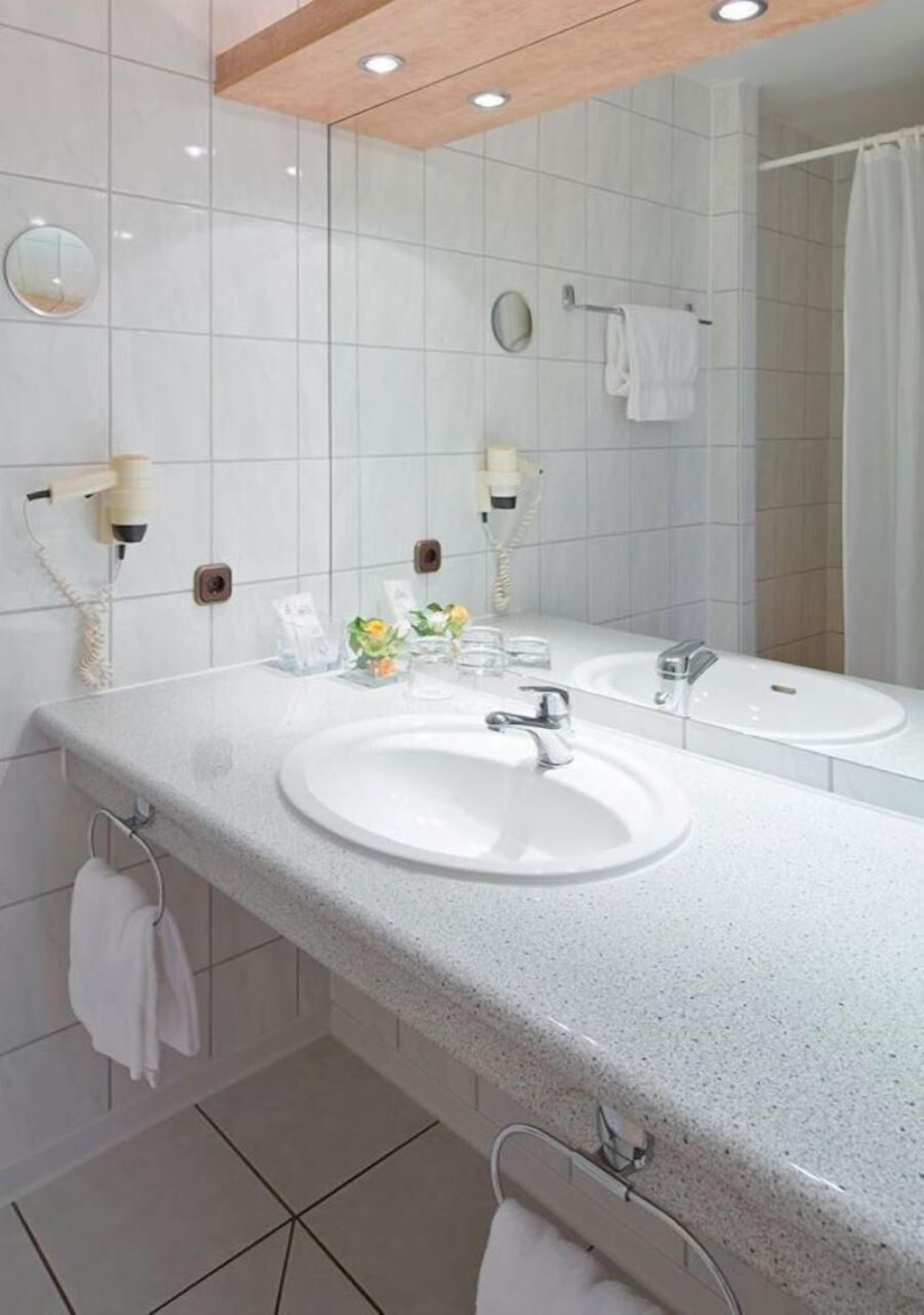 comfort double room, balcony | bathroom | shower, hair dryer, towels