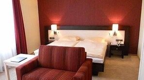 Ropa de cama hipoalergénica y caja de seguridad en la habitación 