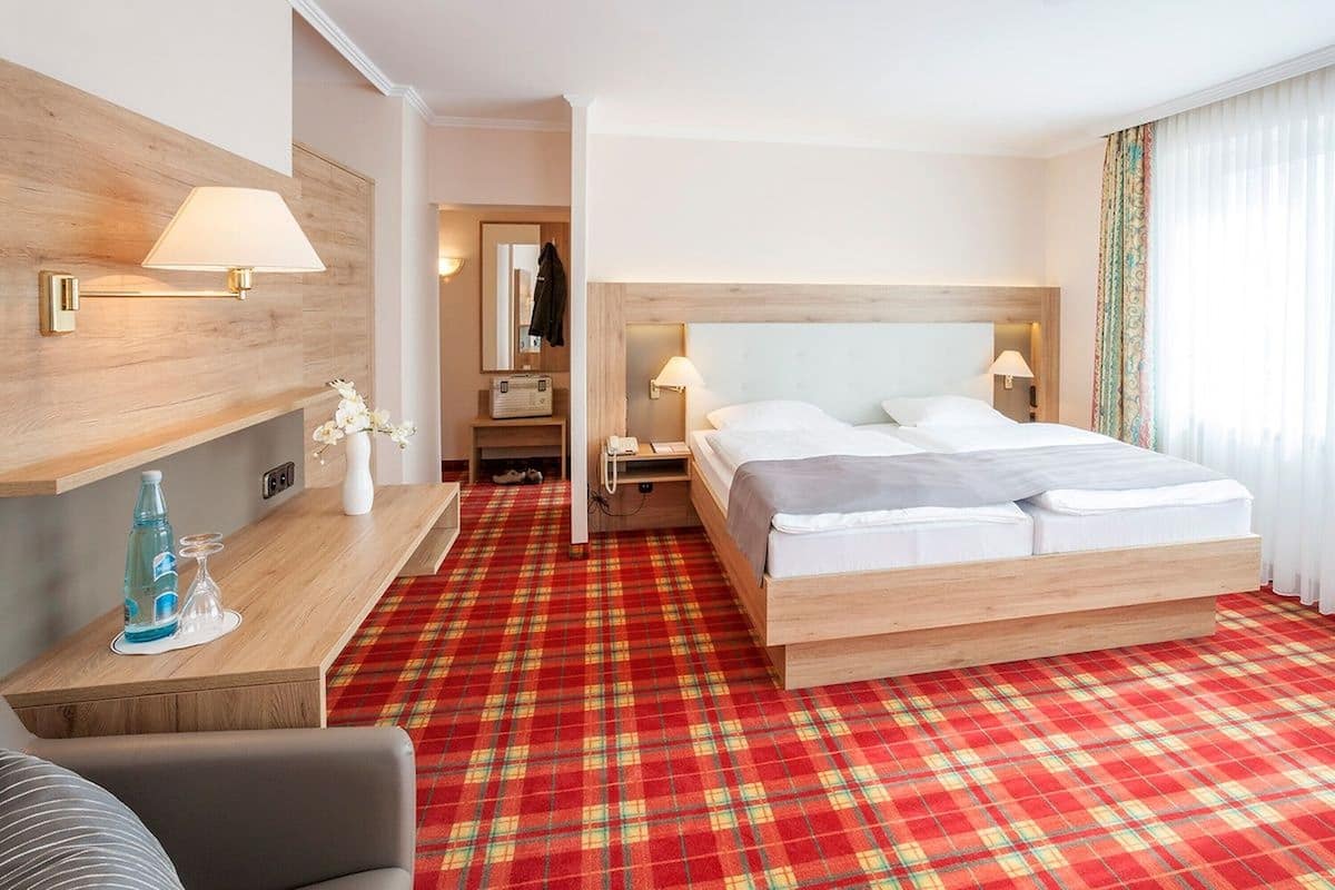 hypo-allergenic bedding, in-room safe, desk, free wifi