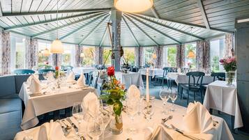 2 restaurants, breakfast, lunch, dinner served; local cuisine