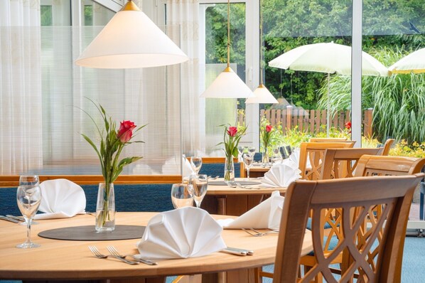 2 restaurantes, com serviço de café da manhã e almoço; culinária local