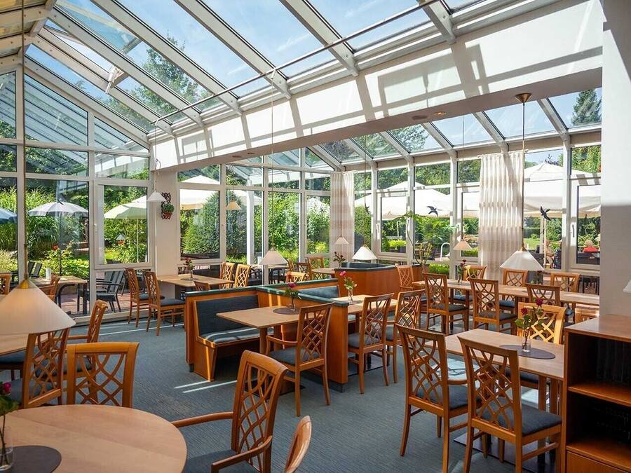 2 restaurants; breakfast, lunch and dinner served