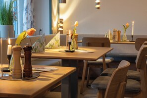 2 restaurants; breakfast, lunch, and dinner served