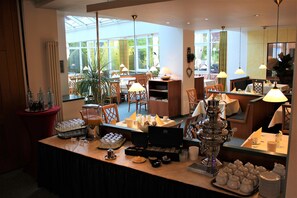 Café da manhã com buffet todos os dias (EUR 9.5 por pessoa)