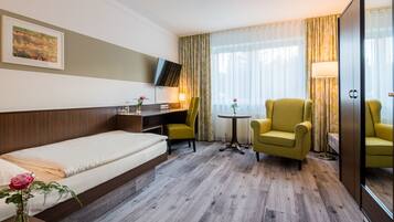 Einzelzimmer | Allergikerbettwaren, Zimmersafe, Schreibtisch, VerdunkelungsvorhÀnge