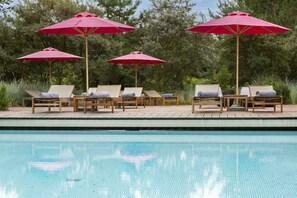 Indoor pool, seasonal outdoor pool, pool umbrellas, sun loungers - AALERNHÜS hotel & spa (St. Peter-Ording)