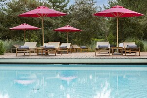 Piscina interna, piscina externa sazonal, guarda-sóis, espreguiçadeiras
