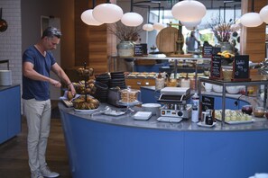 Desayuno buffet todos los días (con cargo) 