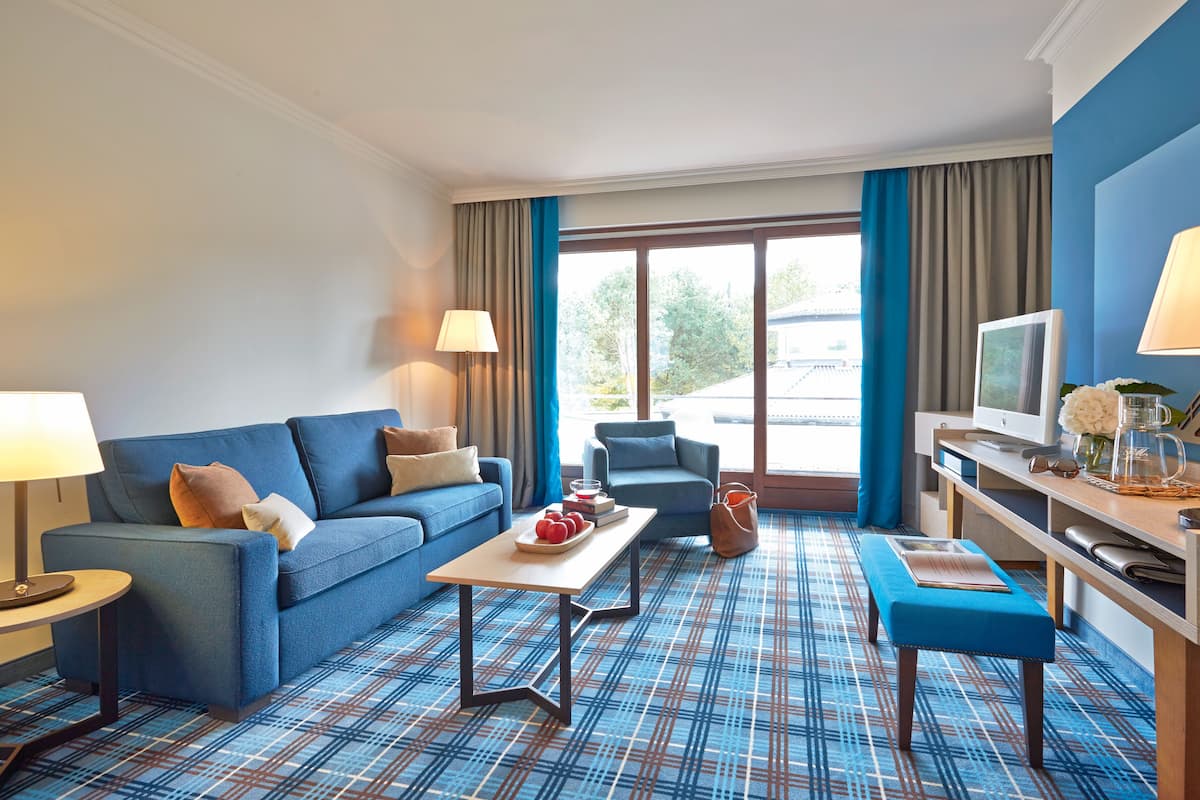 Family Suite | Living area | 21-inch flat-screen TV with digital channels, TV, heated floors