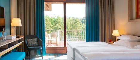Une chambre d’hôtel avec un lit, un bureau doté d’une lampe, une chaise et une vue sur l’extérieur.