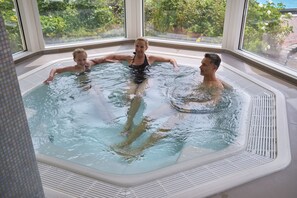 Indoor spa tub