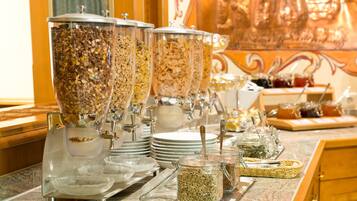 Una barra de buffet con diferentes dispensadores de alimentos y vajilla.