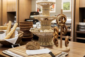 A buffet table with various breads, pastries, and pretzels. - Hotel Stadt Breisach (Breisach)