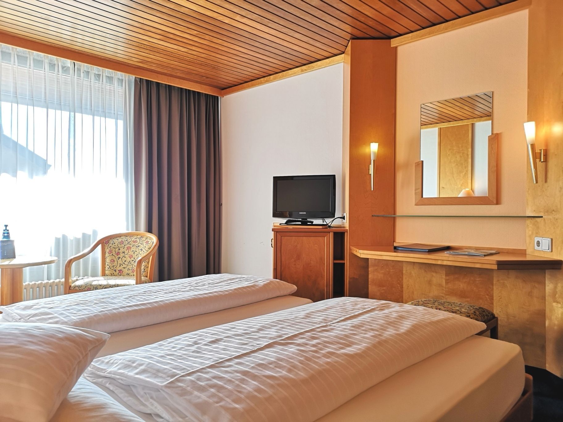 Allergikerbettwaren, Zimmersafe, Schreibtisch, kostenloses WLAN