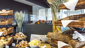 A bakery display with various breads and pastries. - SEETELHOTEL Ostseehotel Ahlbeck (Heringsdorf)