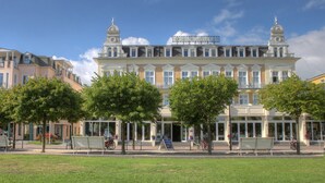 A historic building with a symmetrical facade, large windows, and a central entrance. - SEETELHOTEL Ostseehotel Ahlbeck (Heringsdorf)