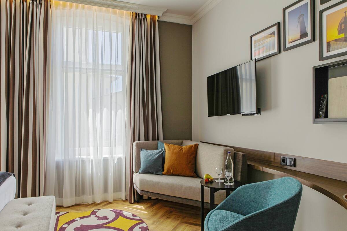 double room | 1 bedroom, in-room safe, desk, laptop workspace