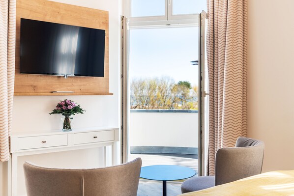 Comfort-Doppelzimmer, Balkon, Annex | Wohnbereich | 32-Zoll-Flachbildfernseher mit Satellitenempfang, Fernseher