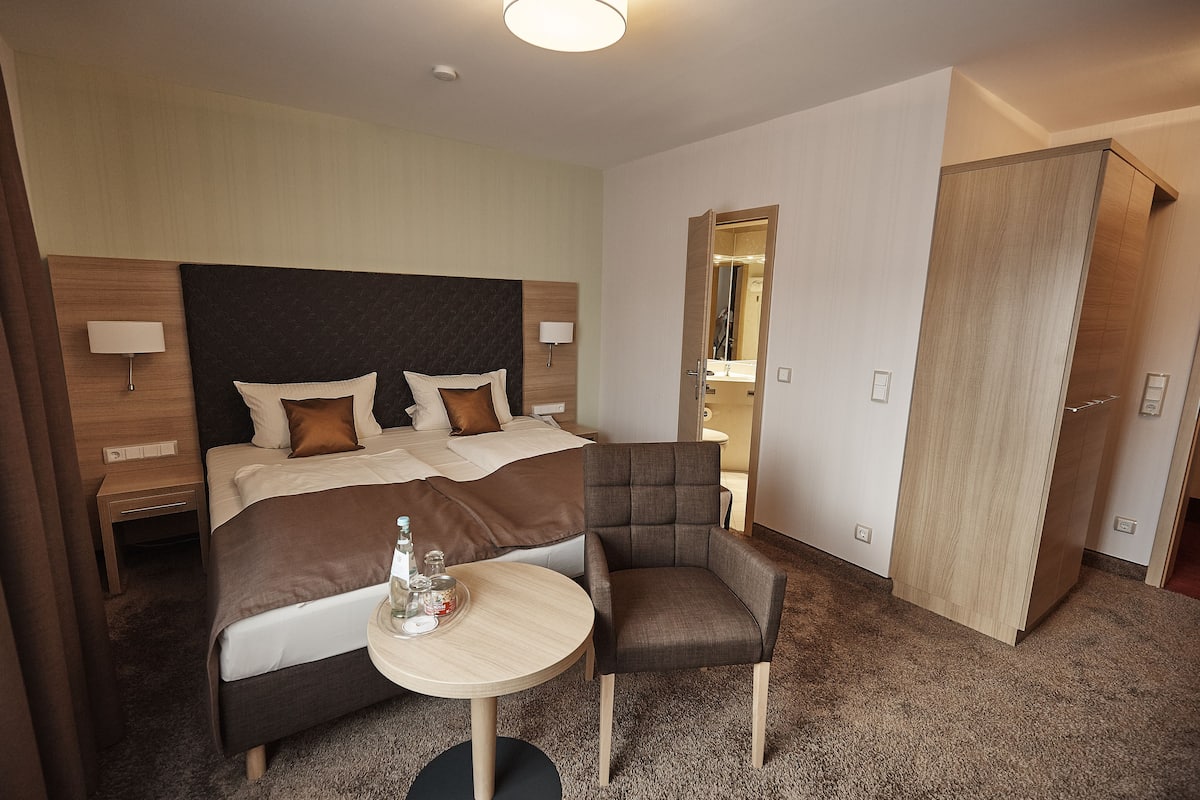 Hypo-allergenic bedding, minibar, in-room safe, desk