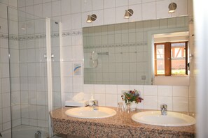Articles de toilette (gratuits), séchoir à cheveux, serviettes fournies
