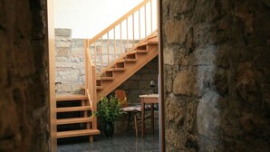 Una escalera de madera que conduce a un muro de piedra.