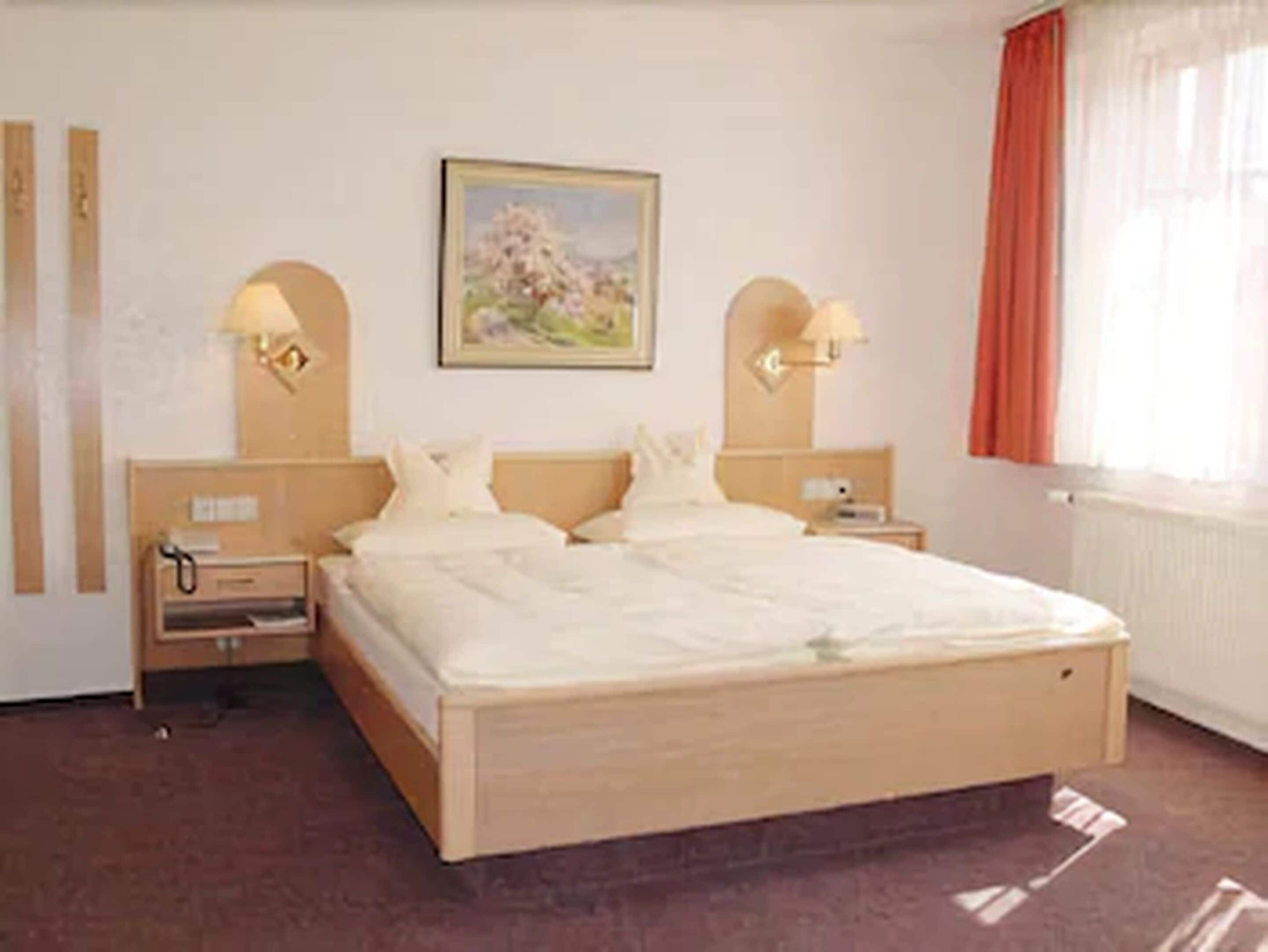 standard double room | in-room safe, individually decorated, individually furnished, desk