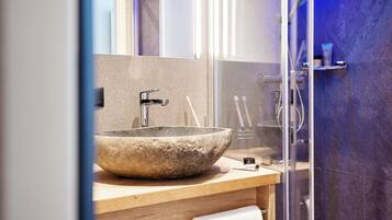 Happy Surprise Room | Badezimmer | Dusche, Haartrockner, Bademäntel, Handtücher