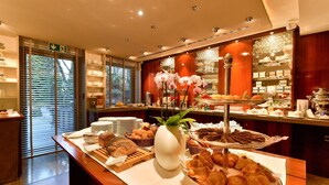 Un buffet proposant une variété de plats et agrémenté d’un vase décoratif.