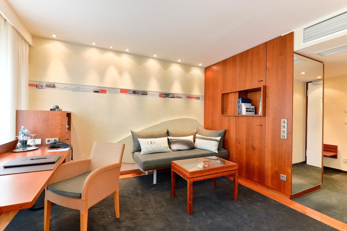 apartment (theme) | living area | tv