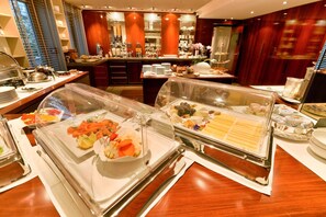 Morgenmadsbuffet hver dag (23 EUR pr. person)