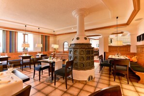 3 restaurants, lunch, dinner served; international cuisine 