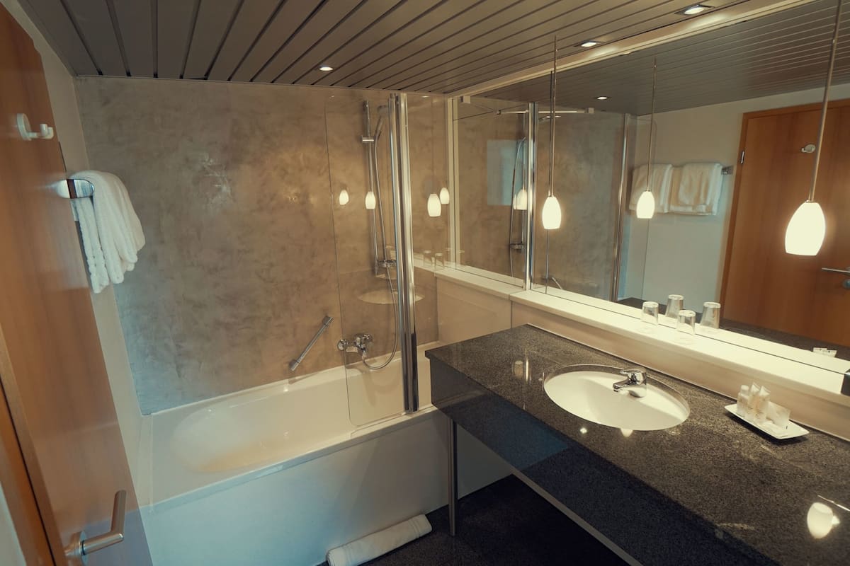 deep-soaking bathtub