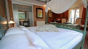 Junior Suite | Minibar, in-room safe, desk, blackout drapes