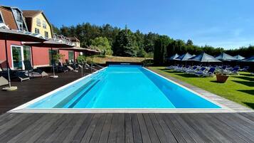 Innenpool, Außenpool, Sonnenschirme, Liegestühle
