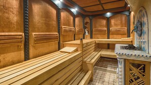 A sauna with wooden benches and a tiled floor. - Ringhotel Mönchs Waldhotel (Unterreichenbach)