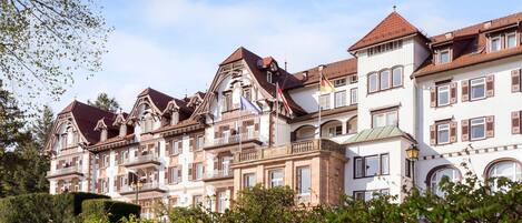 Una hilera de edificios tradicionales de estilo europeo, con varios balcones y cielo despejado.