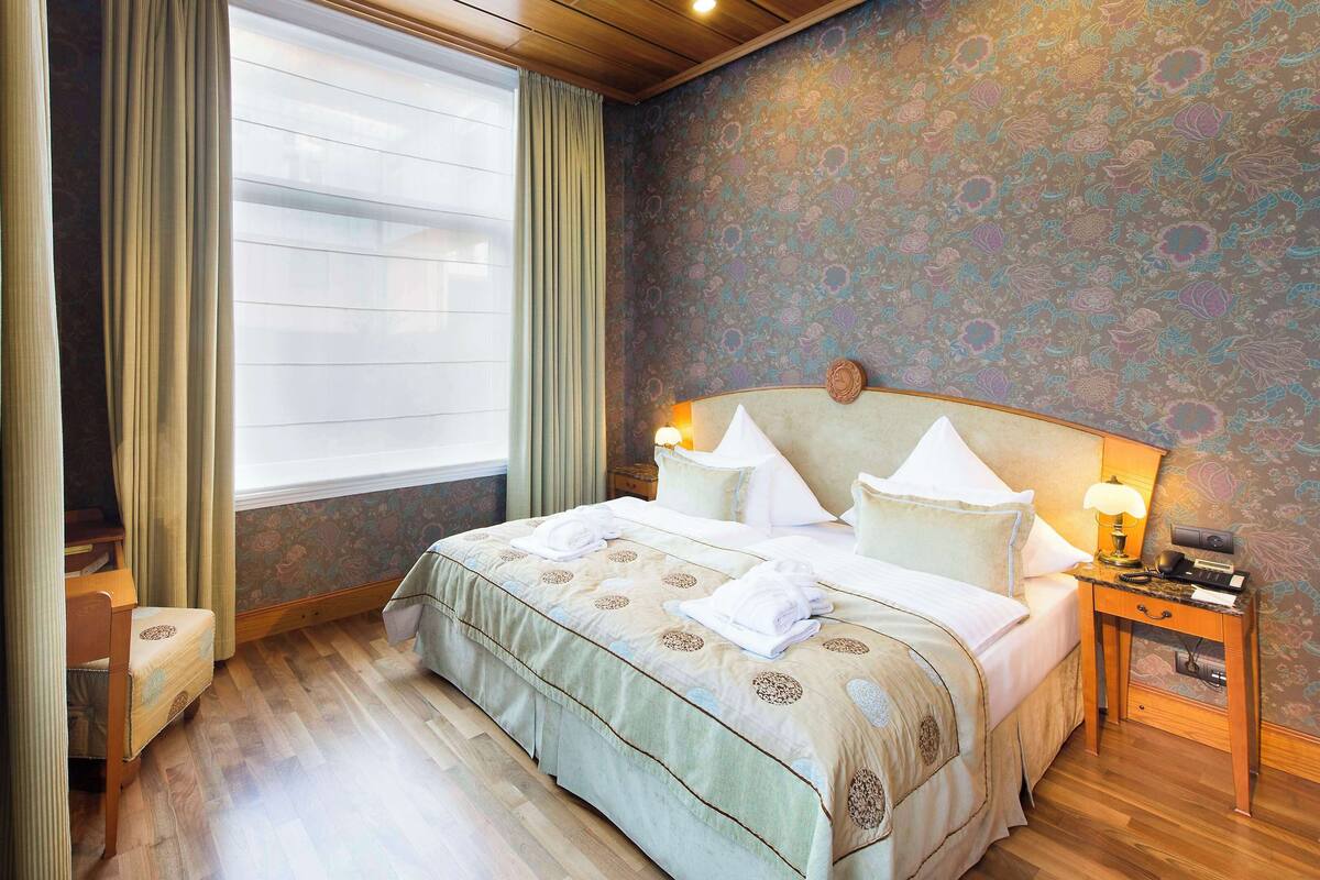Suite Klasik, 1 Tempat Tidur Double (Living Room) | Seprai antialergi, meja kerja, dan tempat tidur lipat/tambahan