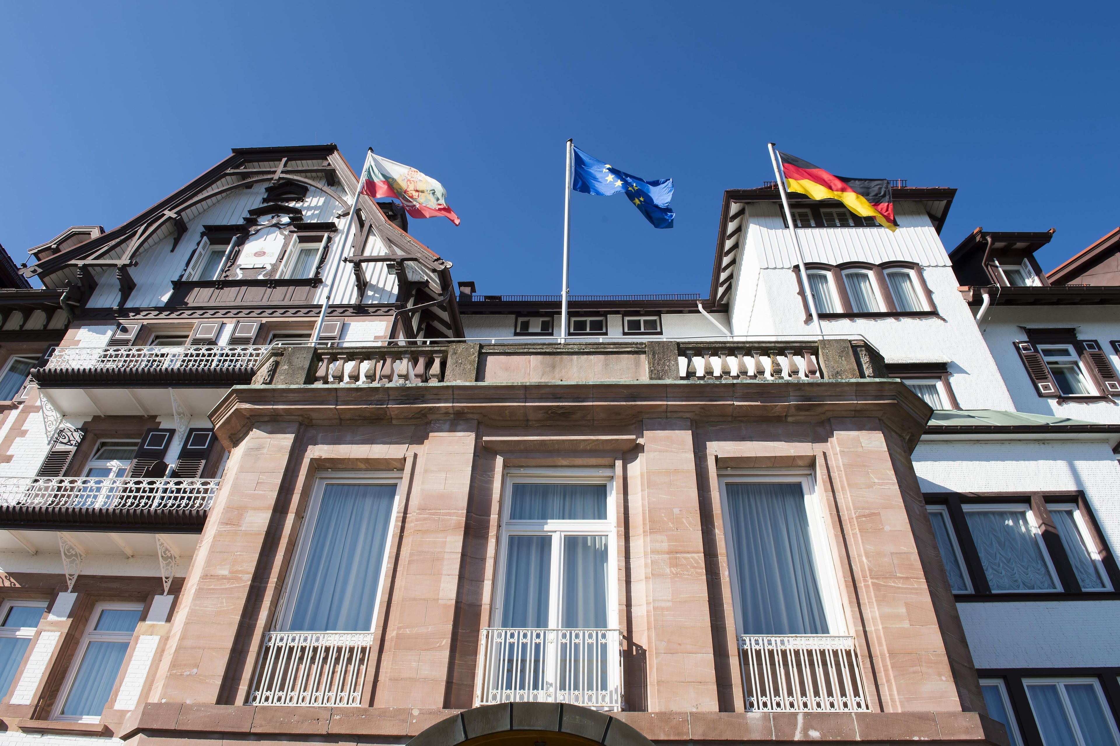 Un edificio con un estilo arquitectónico tradicional, que destaca por una entrada imponente con ventanas amplias y un balcón.