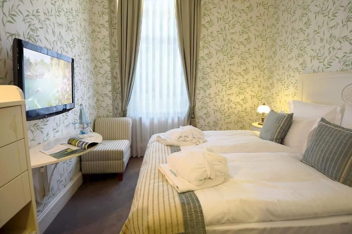 Kamar Klasik, 1 Tempat Tidur Double (Converts to 2 Twin Beds) | Seprai antialergi, meja kerja, dan tempat tidur lipat/tambahan
