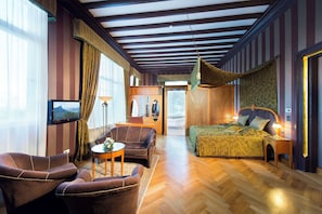 Suite Supérieure, plusieurs lits, terrasse (Living Room) | Literie hypoallergénique, décoration personnalisée