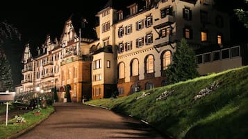 Fassade der Unterkunft – Abend/Nacht